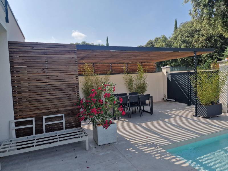 Réalisation d'une pergola en acier noir à Montpellier 