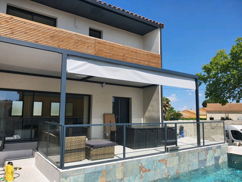Création par nos soins d’une pergola sur mesure tubulaire en acier thermolaqué.