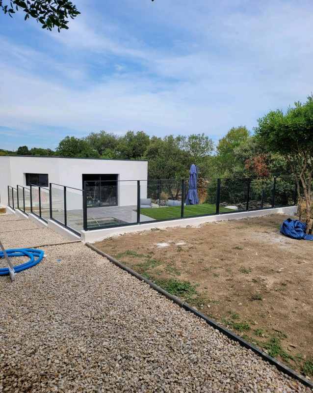 Garde corps en verre en bord de piscine près de Montferrier Sur Lez