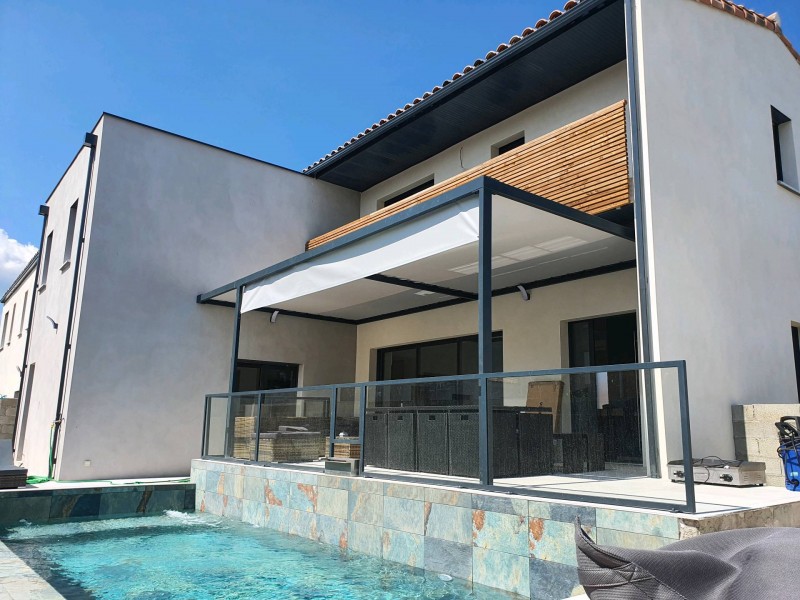 Création par nos soins d’une pergola sur mesure tubulaire en acier thermolaqué.