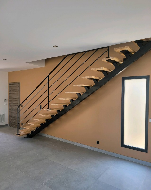 escalier acier et bois limon central sur la commune de saint aunès