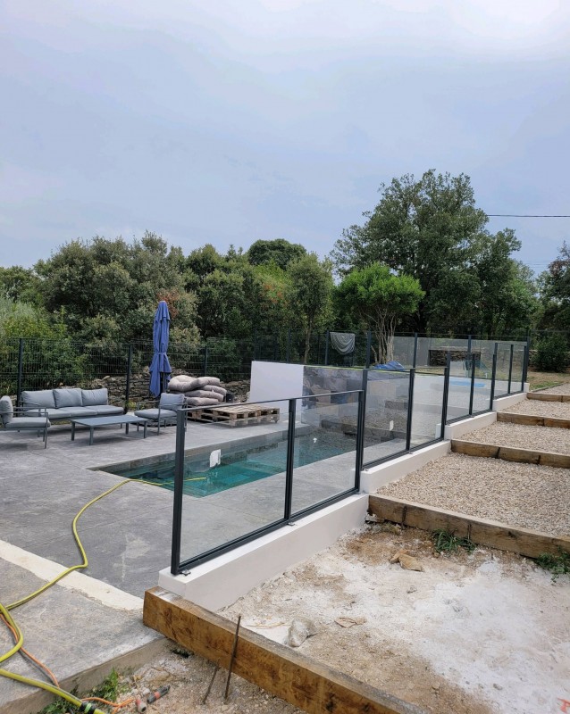 Garde corps en verre en bord de piscine près de Saint Gély du Fesc