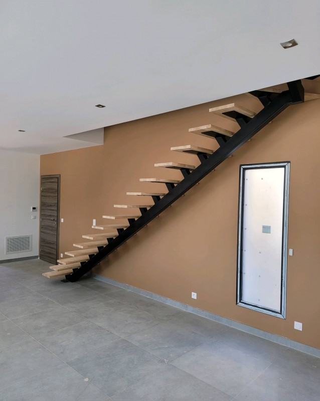 escalier acier et bois limon central sur la commune de saint clement de riviere