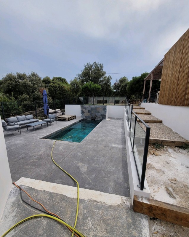 Rembarde en bord de piscine près de Assas